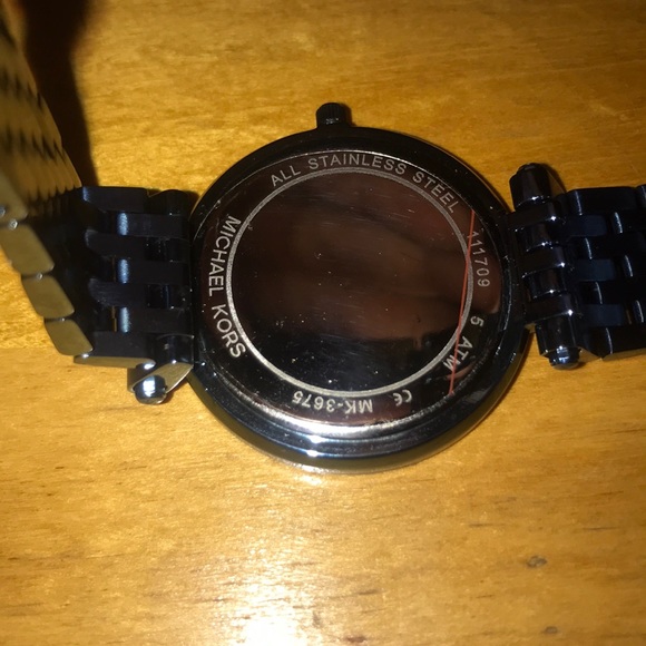 Micheal Kors - Picture 2 of 3